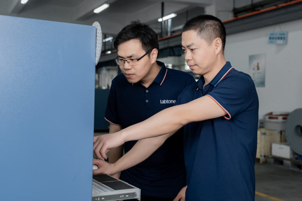 P04 1 S04 技术人员在机器前介绍设备操作